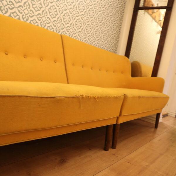 Sennepsgul dansk fire-sæders sofa, fra 1950'erne. - Image 3