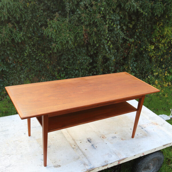 Teak sofabord med underhylde af dansk design