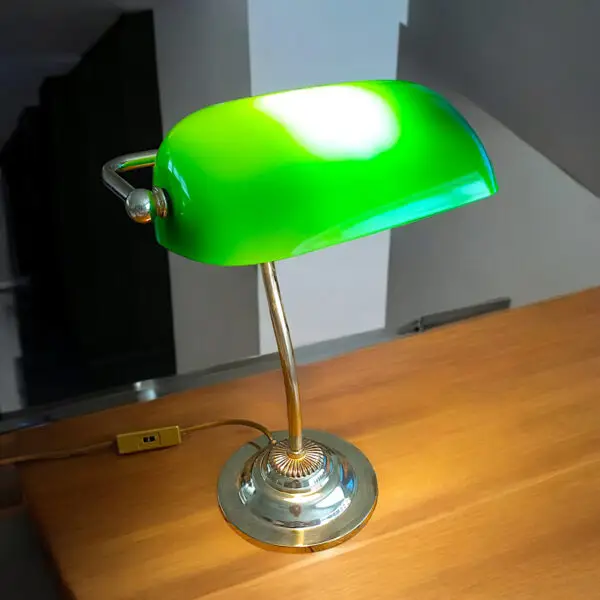 Klassisk bank bordlampe i glas og messing fra Massive