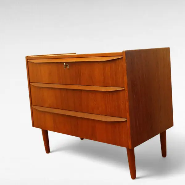 Smuk og stilfuld mid-century modern kommode med 3 skuffer