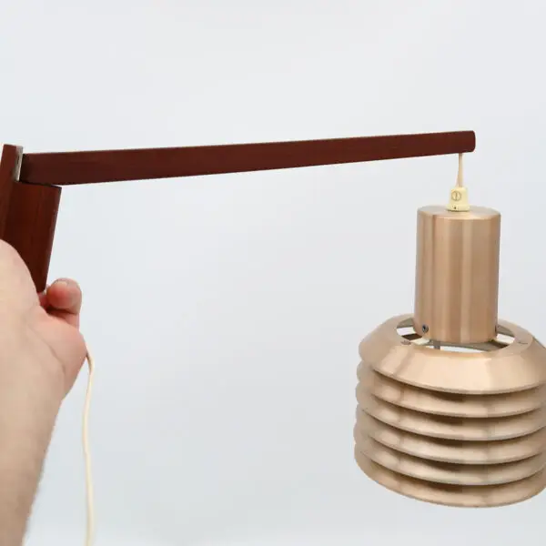 Dansk midcentury messing væglampe med teak arm