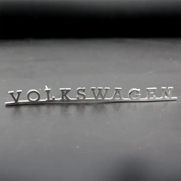 Originalt Volkswagen navneskilt/emblem i poleret krom metal