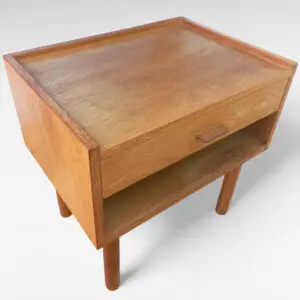 Bring et stykke dansk møbelhistorie ind i dit hjem med dette smukke natbord/sidebord af Hans J. Wegner for Ry Møbler, model 430, fra 1960'erne
