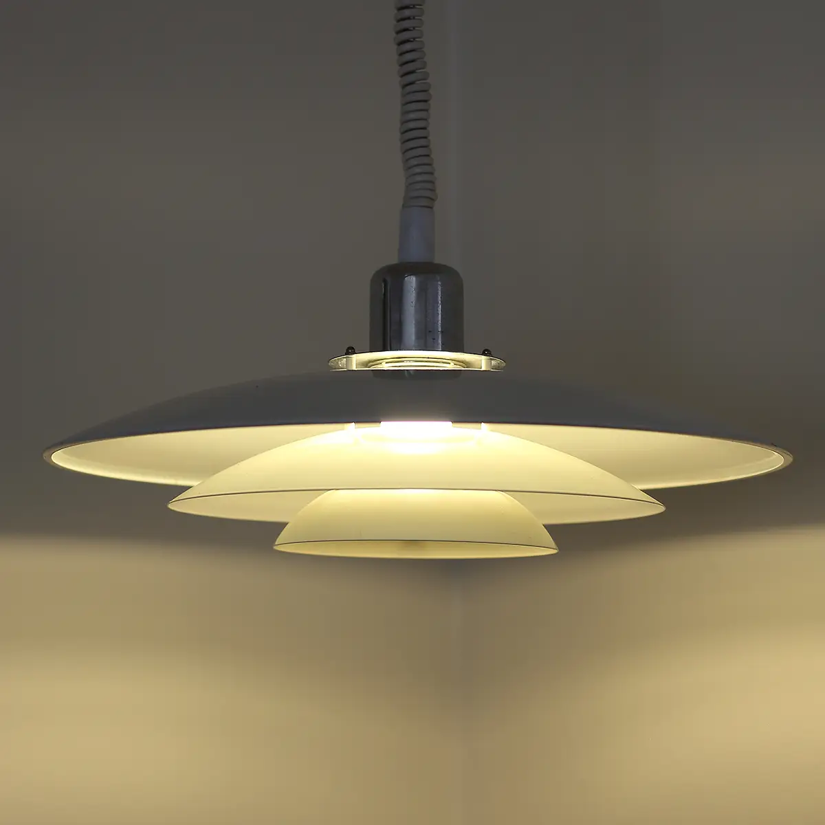 Elegant Hvid Pendel Lampe – Tidløst dansk Design og Behageligt Lys