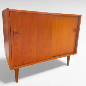 Elegant teak skænk med skydelåger – Dansk Design fra 1970'erne
