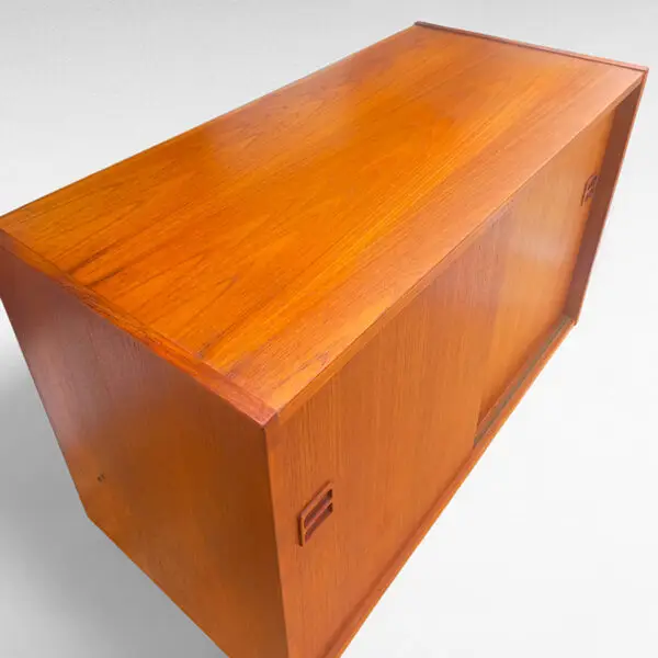 Elegant teak skænk med skydelåger – Dansk Design fra 1970'erne - Billede 4