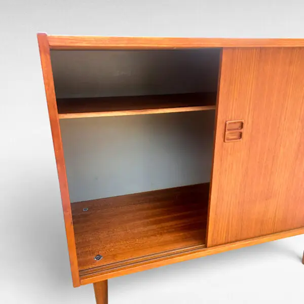 Elegant teak skænk med skydelåger – Dansk Design fra 1970'erne - Billede 8
