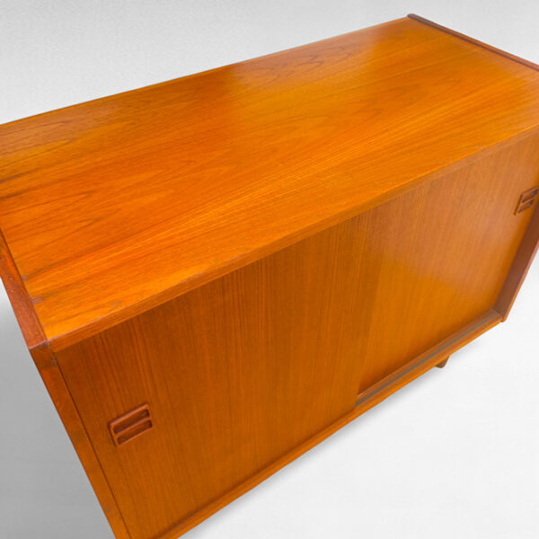 Elegant teak skænk med skydelåger – Dansk Design fra 1970'erne - Billede 10