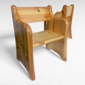 Chunky møbel: Robust og charmerende barnestol i massivt fyrretræ