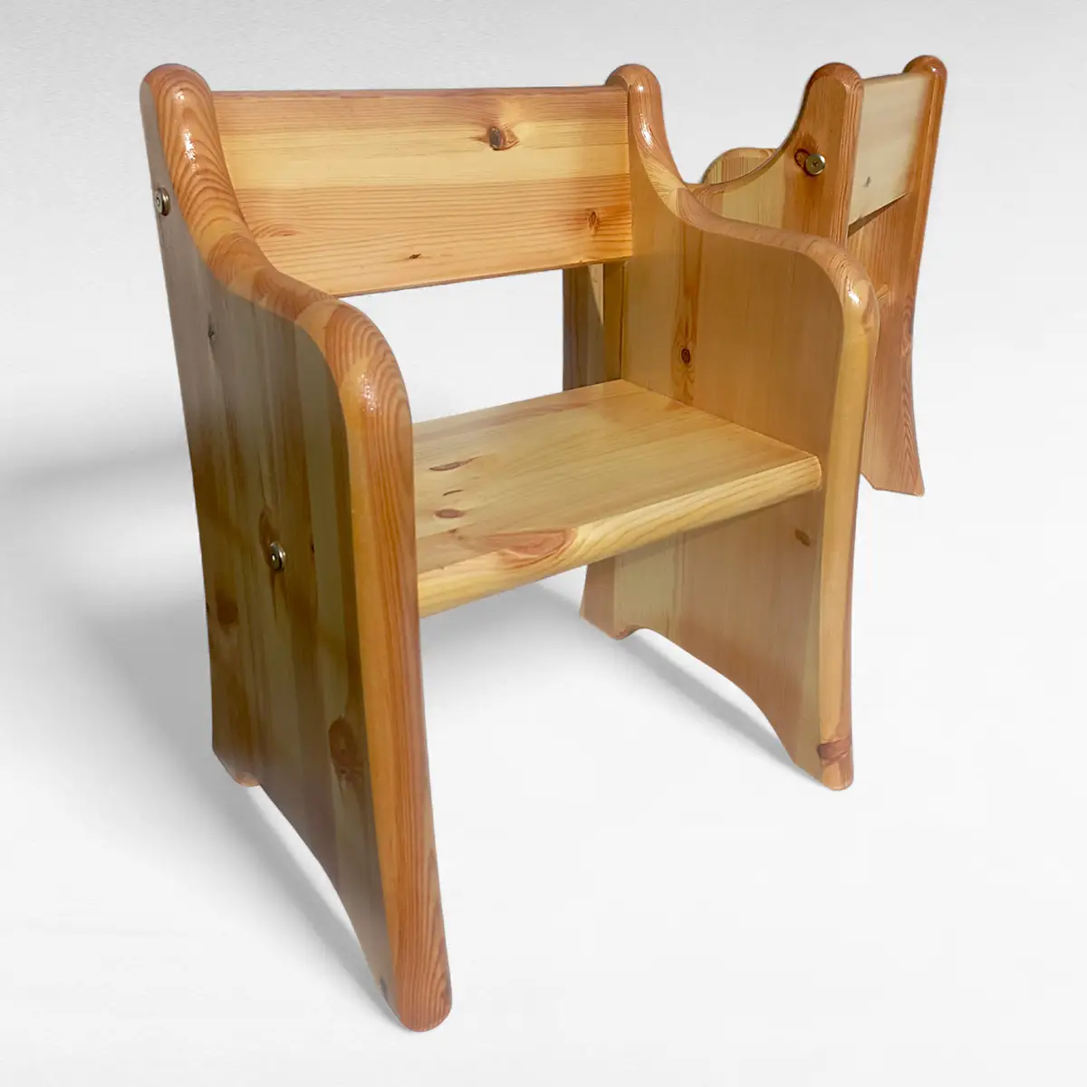 Chunky møbel: Robust og charmerende barnestol i massivt fyrretræ