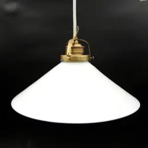 Klassisk skomagerlampe i opalglas fra 1930/40’erne med messingfatning og ny hvid stofledning.