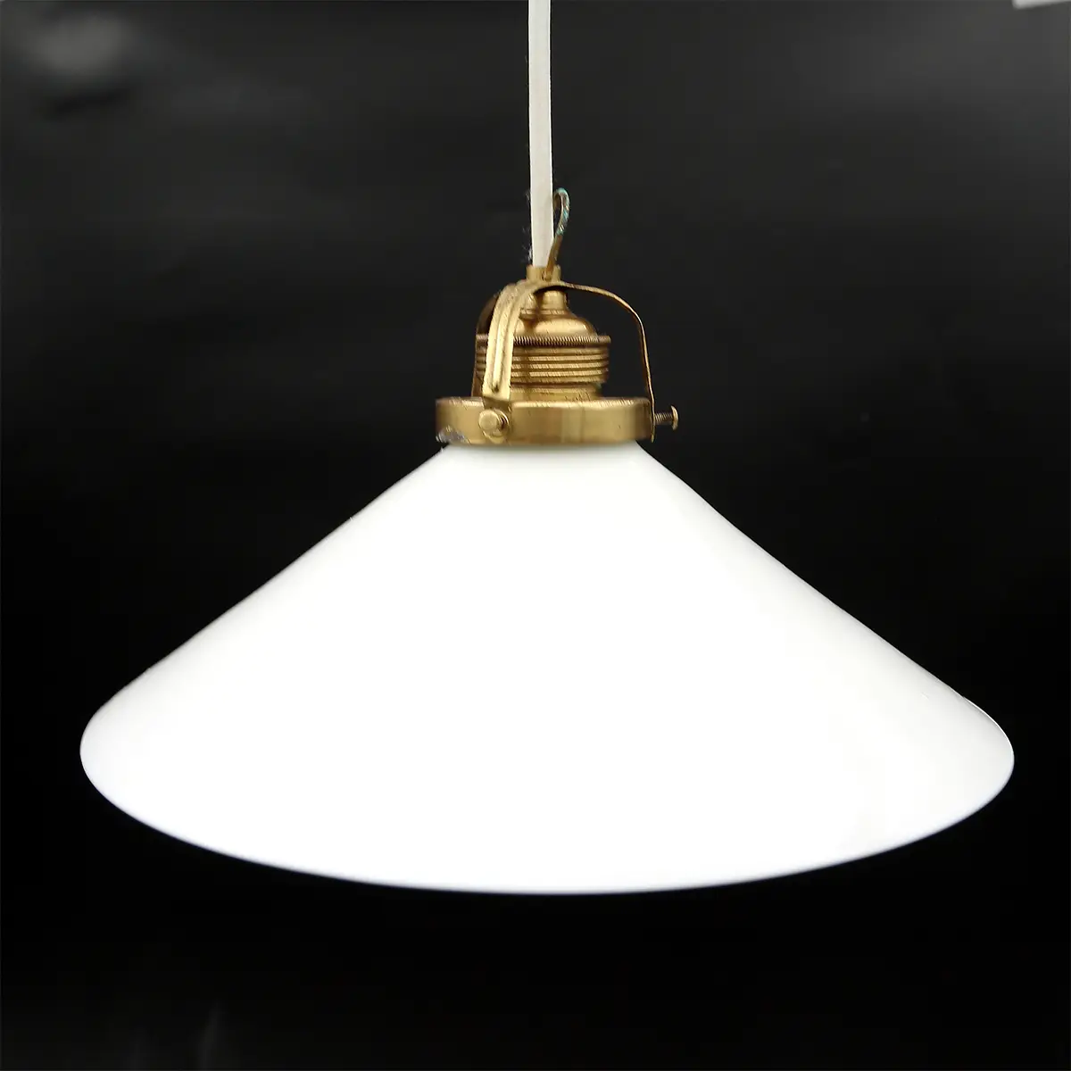 Klassisk skomagerlampe i opalglas fra 1930/40’erne med messingfatning og ny hvid stofledning.