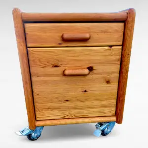 Skuffemøbel i massivt fyrretræ på hjul fra 1970/80’erne