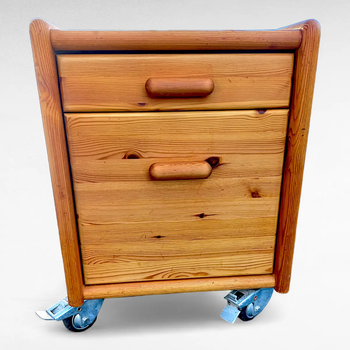 Skuffemøbel i massivt fyrretræ på hjul fra 1970/80’erne