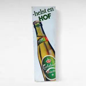Vintage Carlsberg Hof reklameskilt i metal med teksten “helst en HOF” – klassisk dansk ølreklame med autentisk patina, 1970-80’erne.