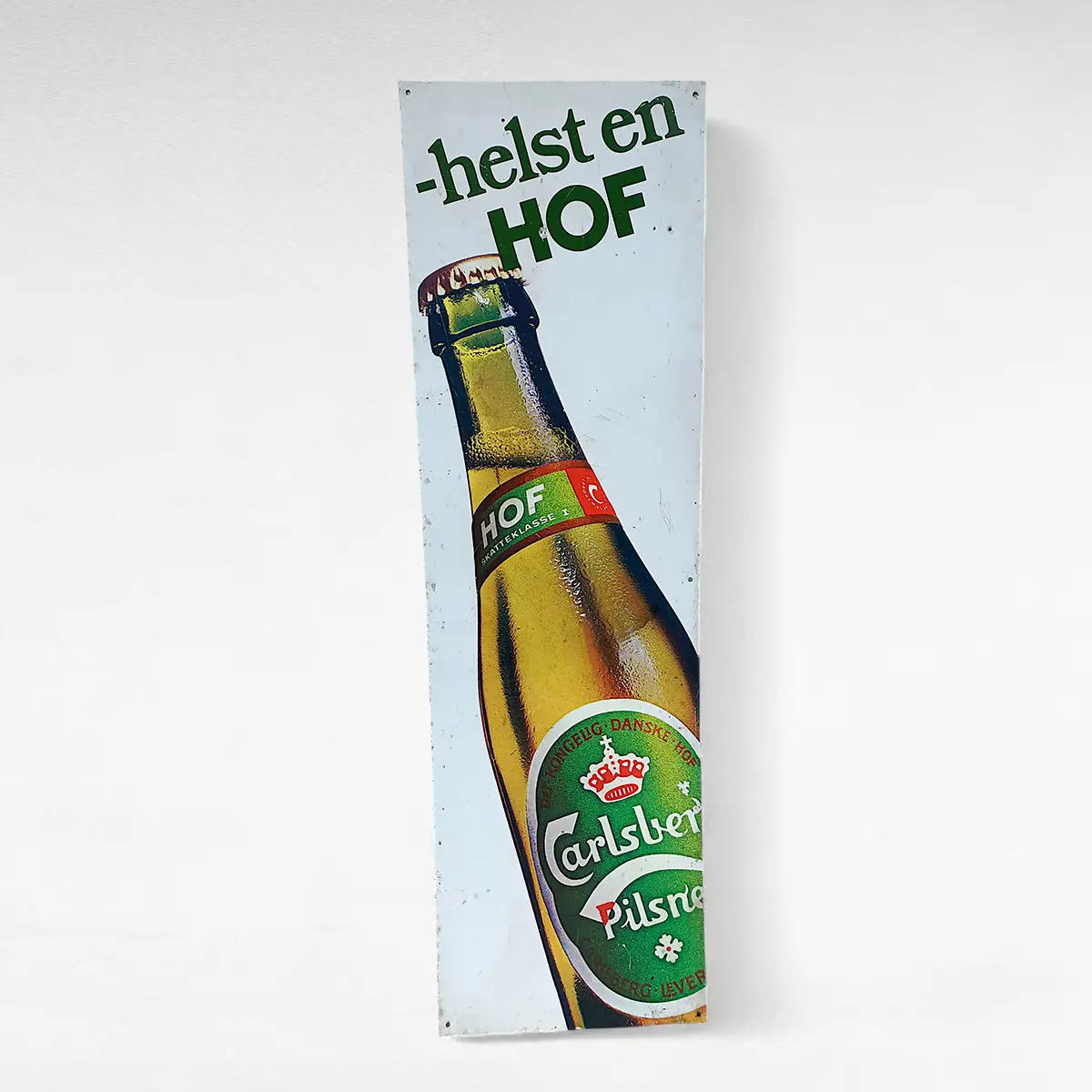 Vintage Carlsberg Hof reklameskilt i metal med teksten “helst en HOF” – klassisk dansk ølreklame med autentisk patina, 1970-80’erne.