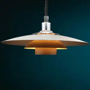 Dansk design pendel fra 1990’erne – Design Light A/S model Korfu i ancasitgrå metal med hvid underside, inspireret af Poul Henningsens treskærmslamper. Ø48 cm, E27 fatning, original stand.