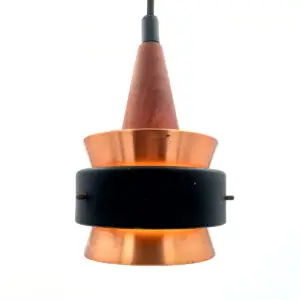 Jo Hammerborg pendel i kobber og teak fra Fog & Mørup (1970'erne). Vintage dansk designlampe med sort metalring – perfekt over spisebordet eller i entreen.