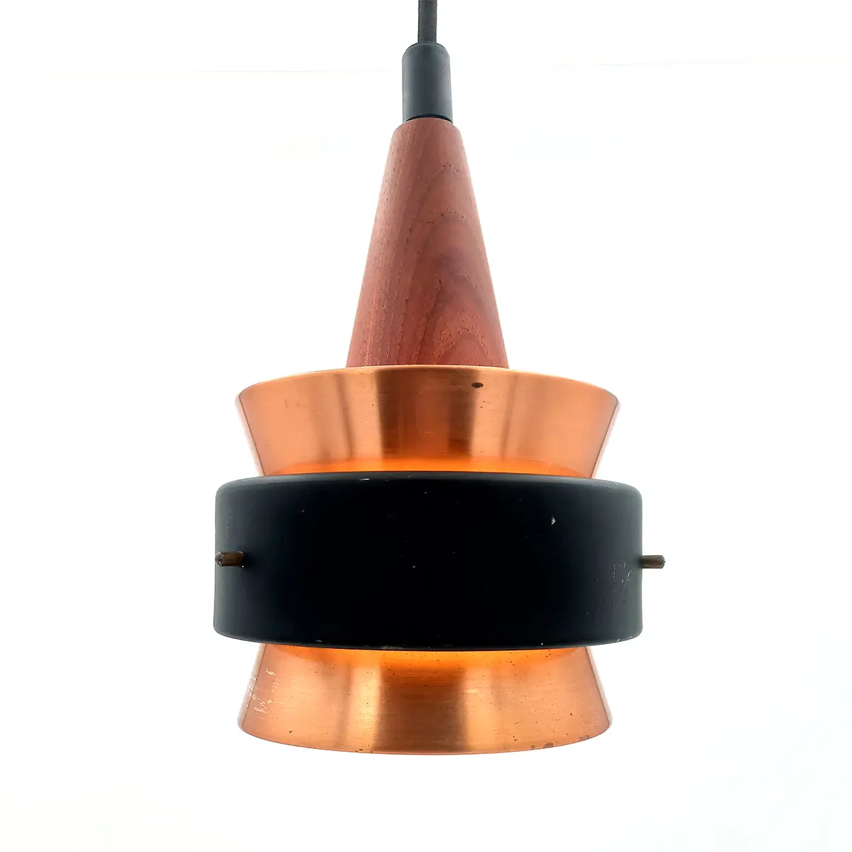 Jo Hammerborg pendel i kobber og teak fra Fog & Mørup (1970'erne). Vintage dansk designlampe med sort metalring – perfekt over spisebordet eller i entreen.