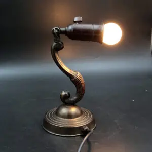 Vintage messing bordlampe fra 1940–50’erne med original brun bakelit-fatning og ny ledning. En elegant lille skrivebordslampe med autentisk patina og klassisk Art Deco-form – fuldt funktionsdygtig og klar til brug.