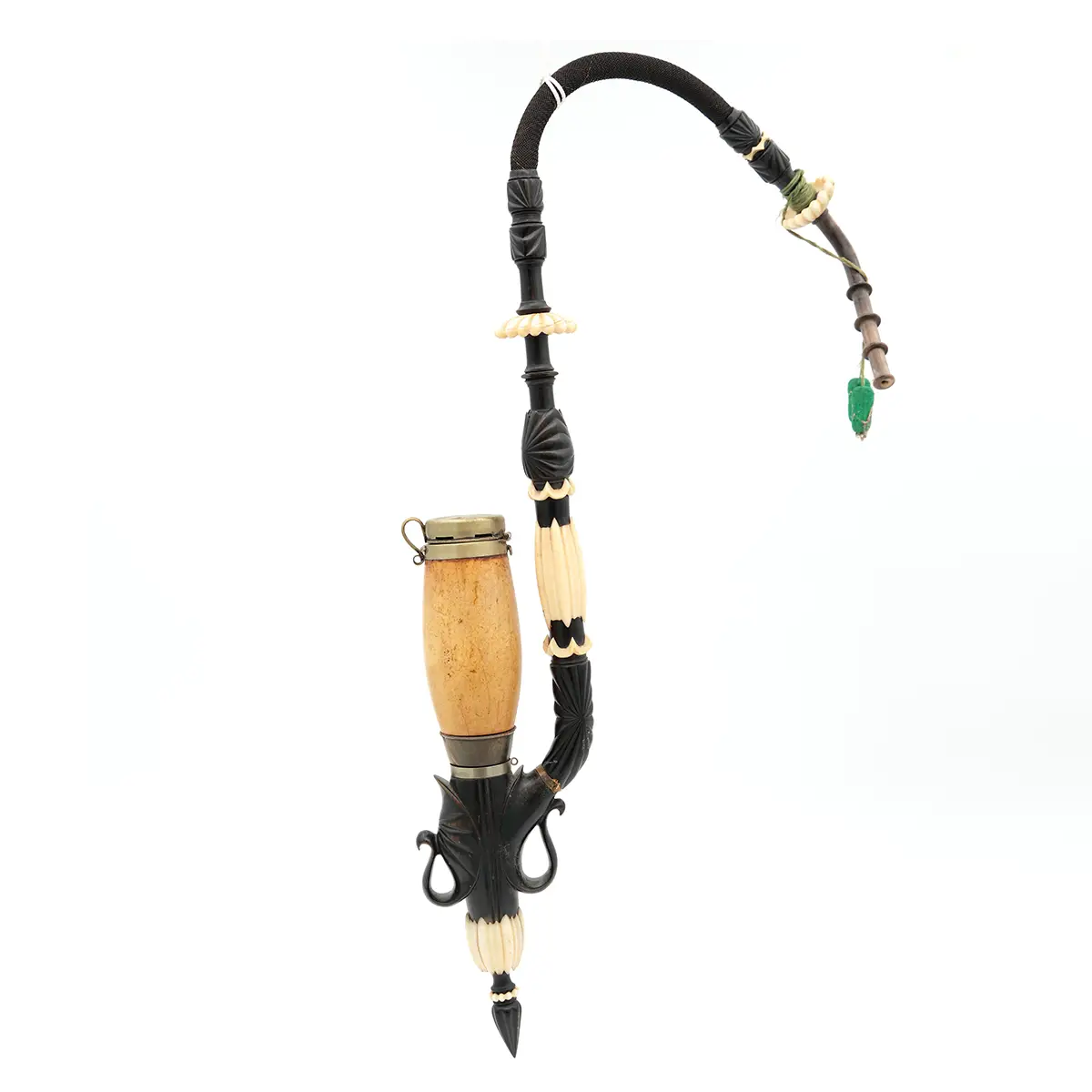 Antik Alpepibe med pibehoved i mærskum, udskårne horn- og bendetaljer, benmundstykke og original binding, ca. 1880–1915.