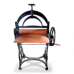 Antik tøjrulle i støbejern og træ – funktionsdygtig og dekorativ.