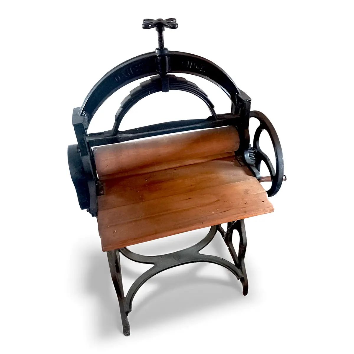 Antik tøjrulle i støbejern og træ – funktionsdygtig og dekorativ - Billede 3