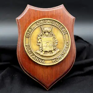 Carabinieri våbenskjold fra Stazione Partanna Mondello – stort italiensk skjold med massiv messingmedaljon, fra dansk søværnsproveniensen.