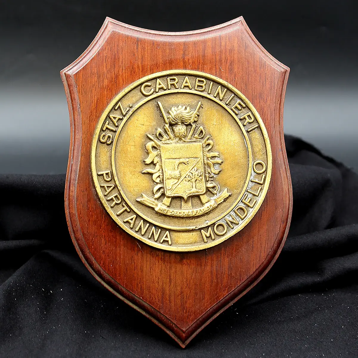 Carabinieri våbenskjold fra Stazione Partanna Mondello – stort italiensk skjold med massiv messingmedaljon, fra dansk søværnsproveniensen.