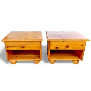 Sæt af 2 sengeborde i massivt fyrretræ med skuffe og kugleben, Danmark, 1900-tallets anden halvdel.