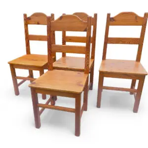 Sæt med fire vintage spisebordsstole i massivt fyrretræ fra 1970’erne – dansk hytte- og landstil.