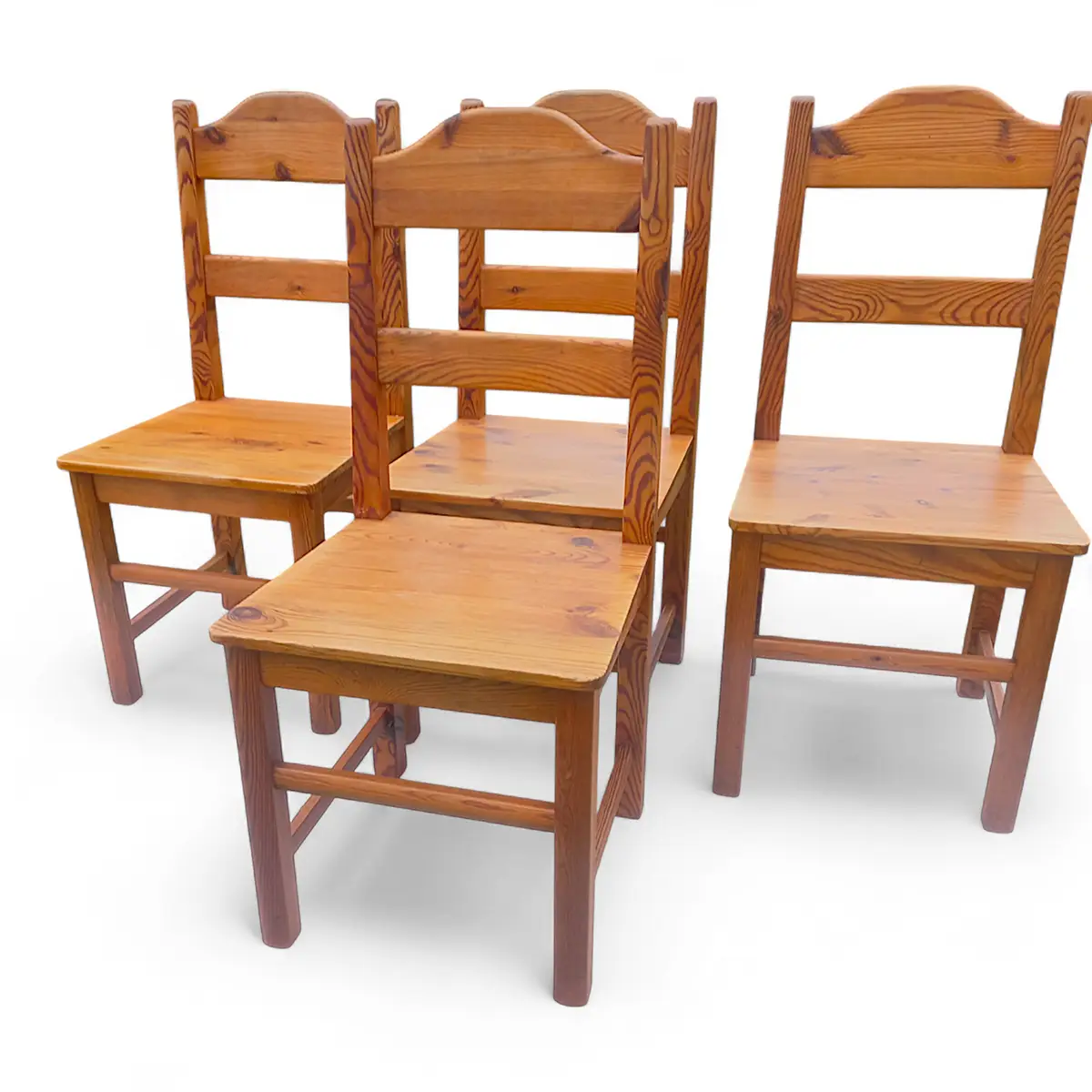 Sæt med fire vintage spisebordsstole i massivt fyrretræ fra 1970’erne – dansk hytte- og landstil.