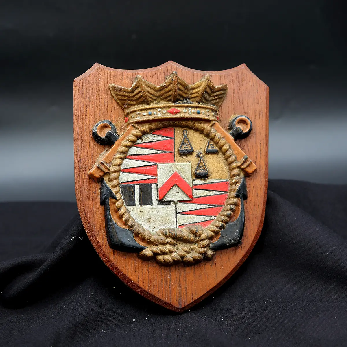 Våbenskjold fra Fregatten Herluf Trolle med indskrift “Isaac Sweers – 20/4-71”. Resin-emblem på træskjold.