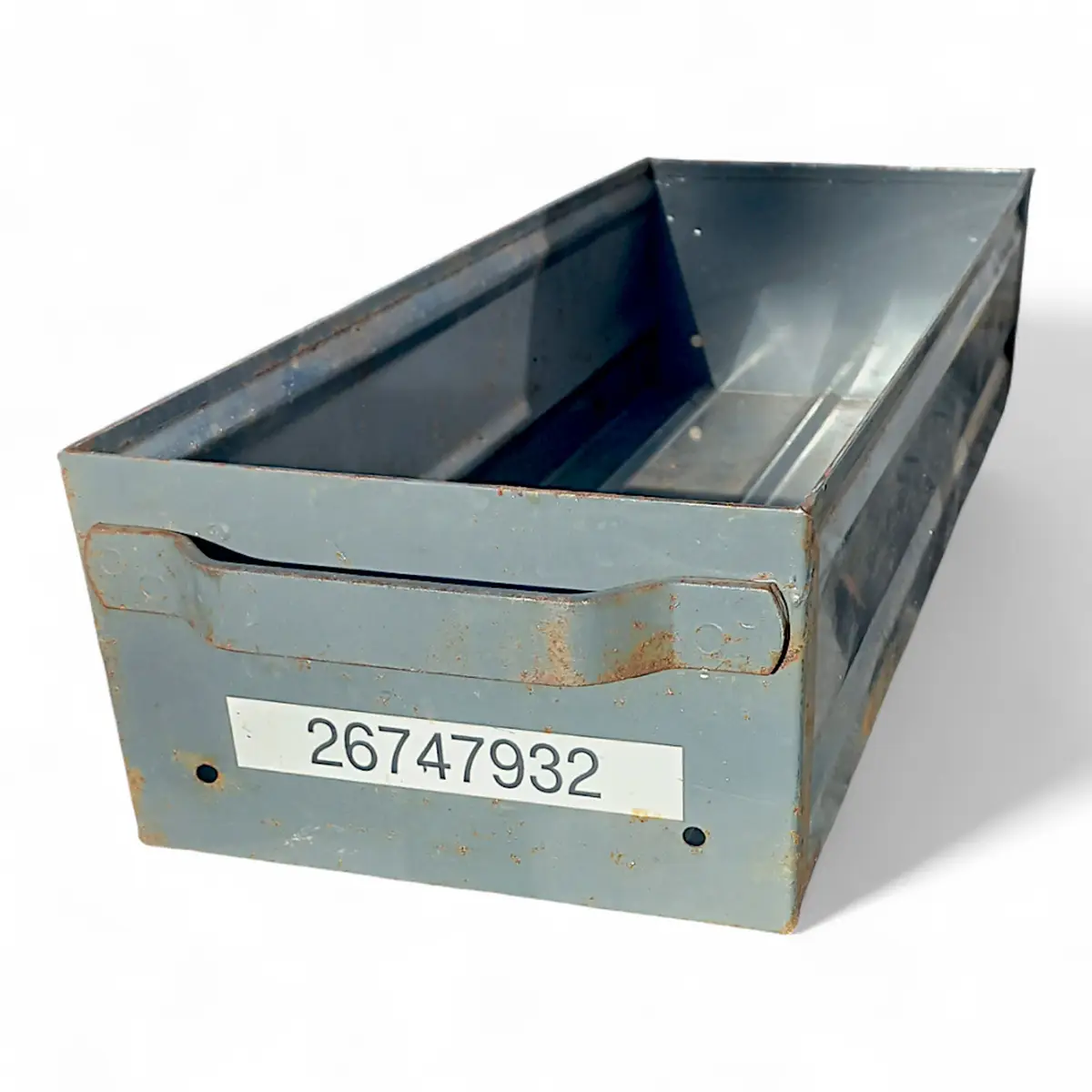 Vintage industrikasse i metal fra dansk værksted – rå patina og perfekt til planter eller opbevaring i industriel indretning.