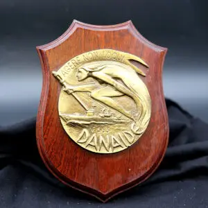 Italiensk marine-våbenskjold – F553 Danaide – 1970/80’erne – massiv messing på træ