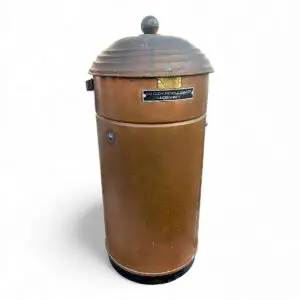 Kobber brandslukker-spand fra Kaj Gudmundsen & Sønner, København – mærket F.B.T. og med proveniens fra Søværnet på Holmen. Original patina og ideel som dekorativ paraplyholder.