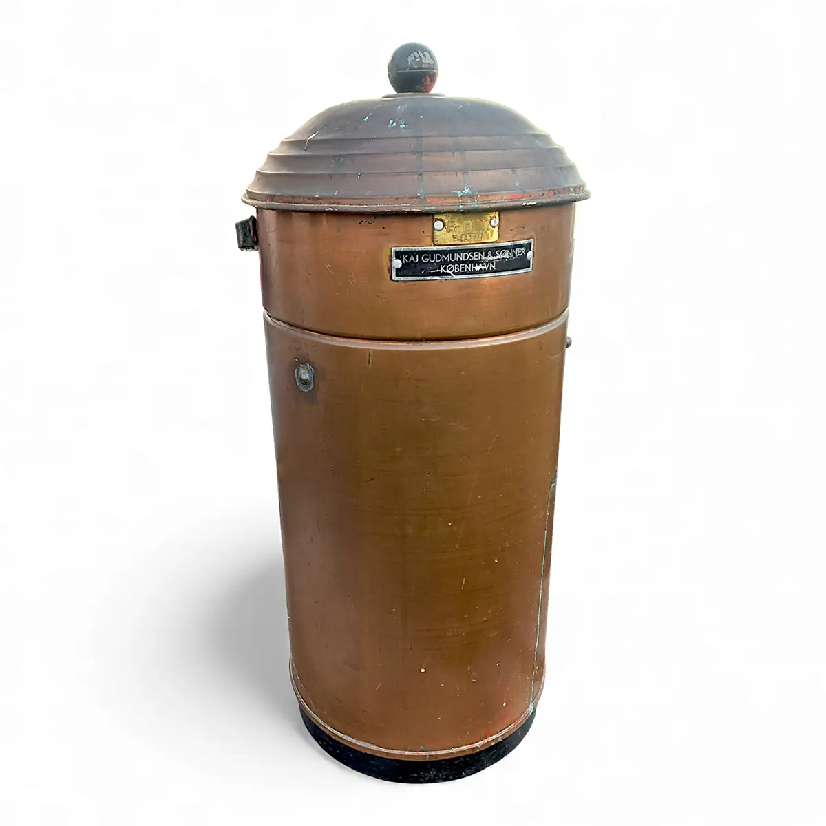 Kobber brandslukker-spand fra Kaj Gudmundsen & Sønner, København – mærket F.B.T. og med proveniens fra Søværnet på Holmen. Original patina og ideel som dekorativ paraplyholder.