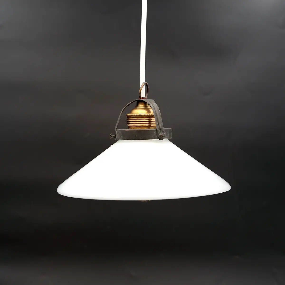 Lille vintage skomagerlampe i mundblæst opalglas med messingtop og original porcelænsfatning, ca. 1940–50’erne.