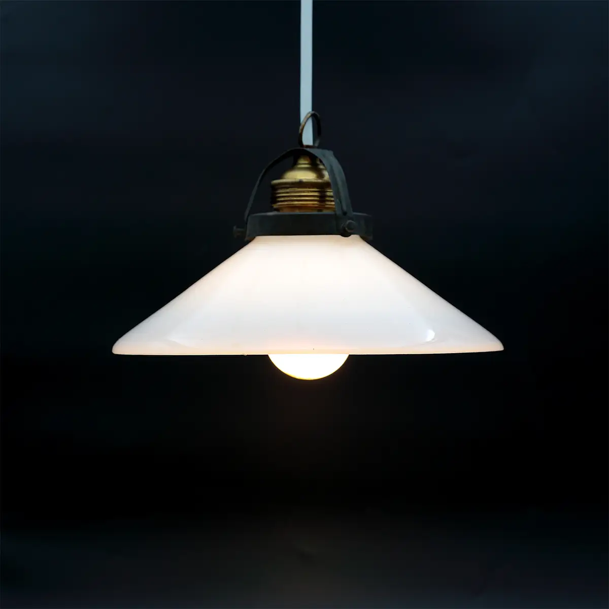 Lille vintage skomagerlampe i opalglas – mundblæst dansk design fra 1940–50’erne - Billede 4