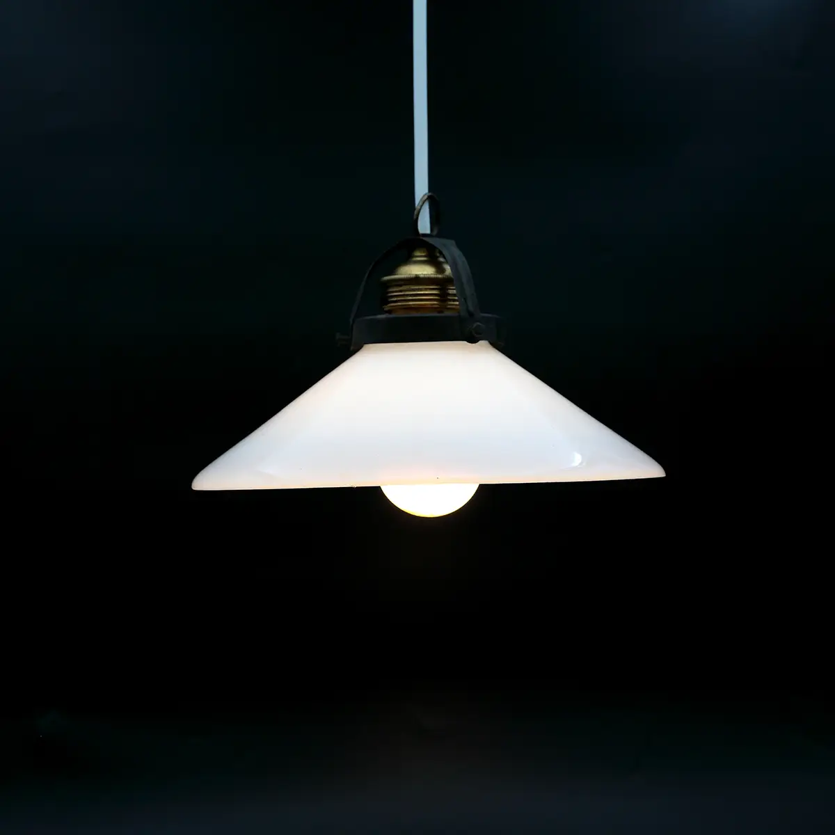 Lille vintage skomagerlampe i opalglas – mundblæst dansk design fra 1940–50’erne - Billede 5