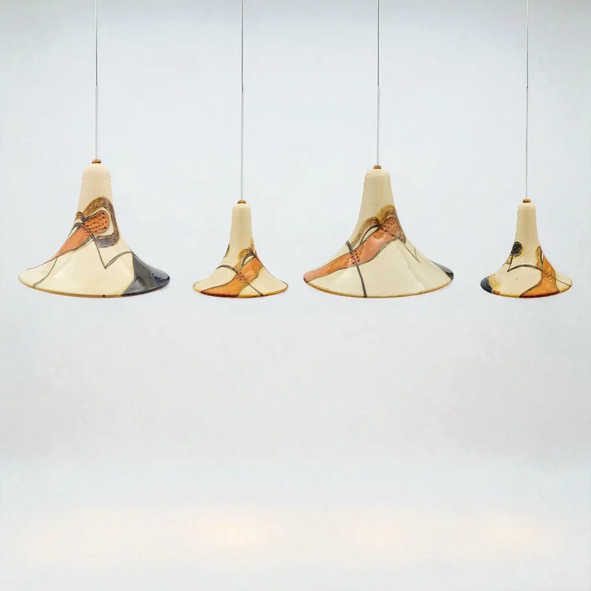 Sæt af fire keramiske pendler designet af Marianne May, Danmark 1977 – håndlavet og glaseret i beige, orange og grå toner, hver lampe med unik variation, muligvis det eneste komplette sæt til salg i verden.