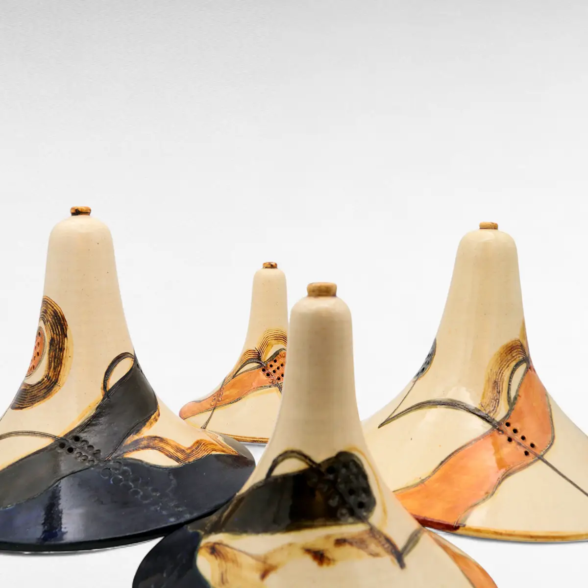 Sæt af fire keramiske pendler designet af Marianne May, Danmark 1977 – håndlavet og glaseret i beige, orange og grå toner, hver lampe med unik variation, muligvis det eneste komplette sæt til salg i verden.