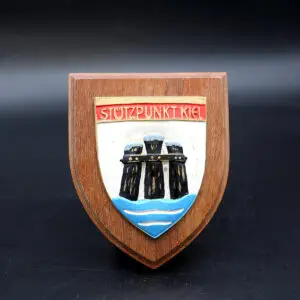 Våbenskjold fra Stützpunkt Kiel – original tysk marinebase-plakette med håndmalet relief og dansk søværnsproveniens.