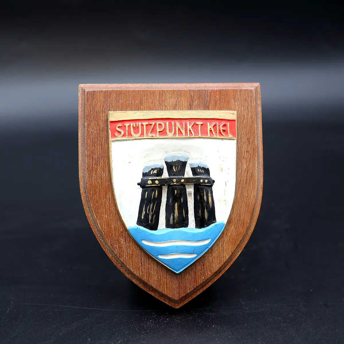Våbenskjold fra Stützpunkt Kiel – original tysk marinebase-plakette med håndmalet relief og dansk søværnsproveniens.