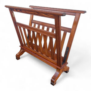 Original sagsmappeholder fra Københavns Rådhus, tegnet af Martin Nyrop og udført af Rud. Rasmussens Snedkerier omkring 1905. Mærket med Københavns byskjold og modelnummer 5317 – et autentisk stykke dansk design- og kulturarv med smuk patina og ærlige reparationer ved fødderne.