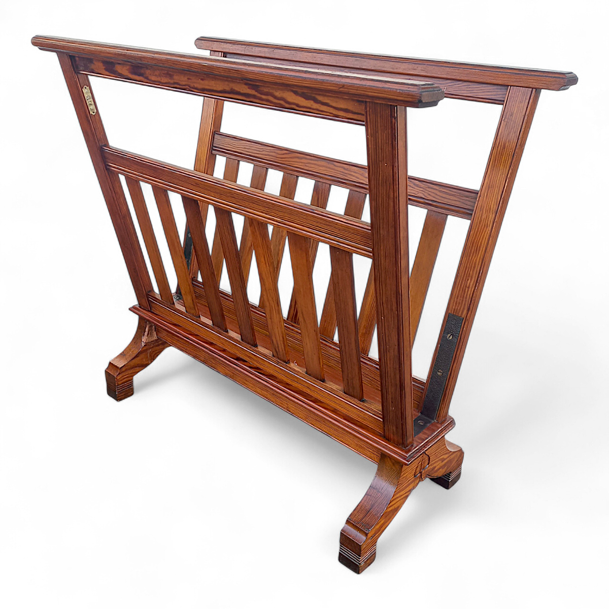 Original sagsmappeholder fra Københavns Rådhus, tegnet af Martin Nyrop og udført af Rud. Rasmussens Snedkerier omkring 1905. Mærket med Københavns byskjold og modelnummer 5317 – et autentisk stykke dansk design- og kulturarv med smuk patina og ærlige reparationer ved fødderne.