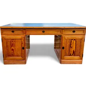 Originalt Martin Nyrop skrivebord fra Københavns Rådhus, udført af Rud. Rasmussen og bevaret med grøn original linoleumsbordplade.