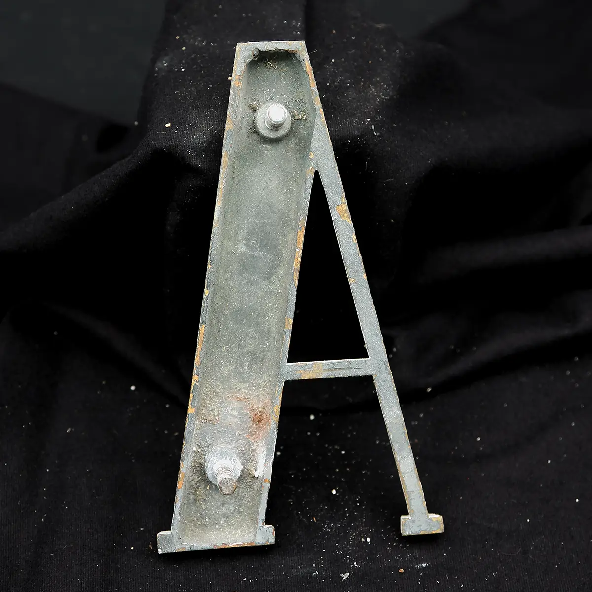 Overmalet messing-facadebogstav “A” – rå patina og dekorativ typografi - Billede 2