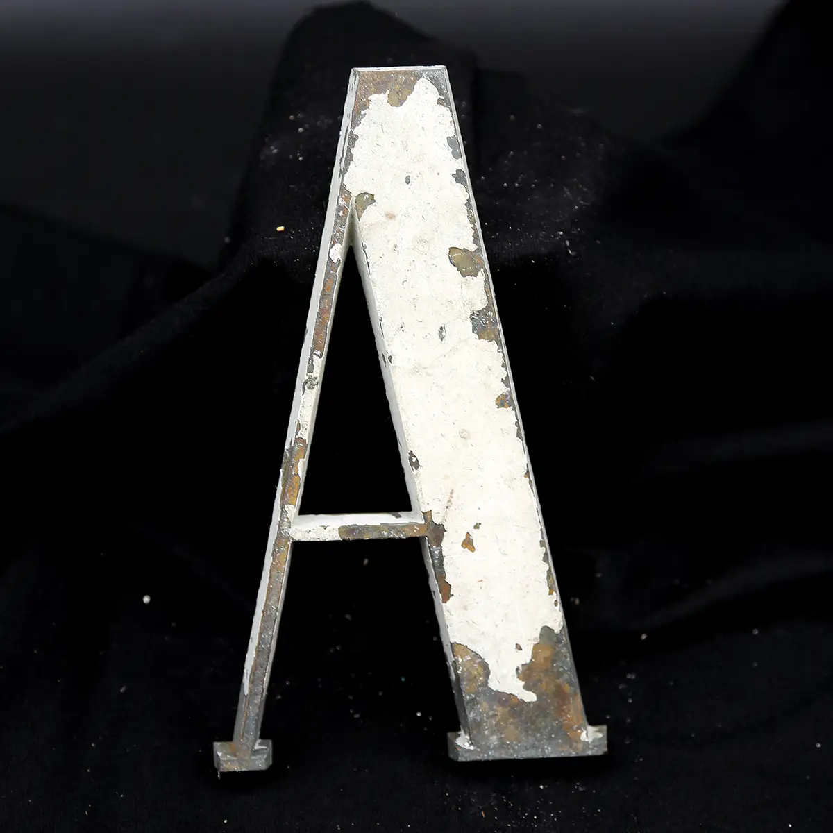 Overmalet messing-facadebogstav “A” – rå patina og dekorativ typografi - Billede 3