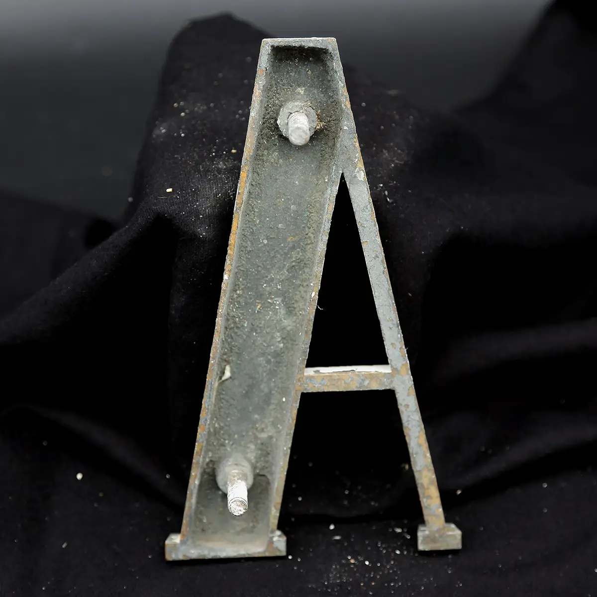 Overmalet messing-facadebogstav “A” – rå patina og dekorativ typografi - Billede 4